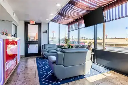 Econo Inn & Suites - 7