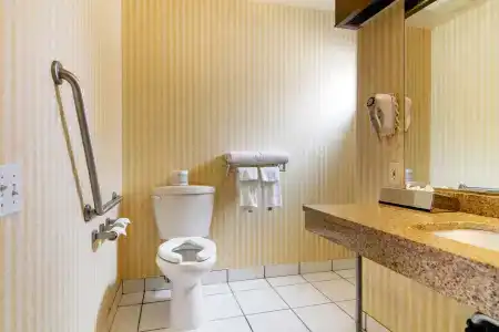 Econo Inn & Suites - - 9