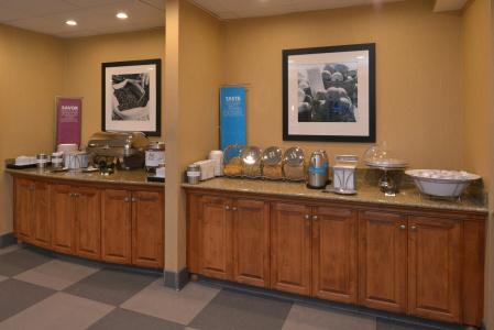 Hampton Inn and Suites North-Airport - 23