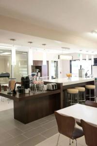 Super 8 by Wyndham Stanton - 11
