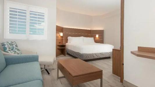Holiday Inn Express & Suites Beach Beachfront by IHG - 73