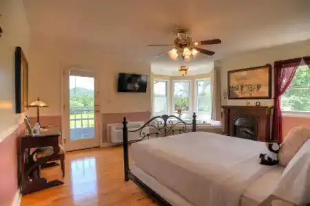 Blue Mountain Mist Country Inn - 115
