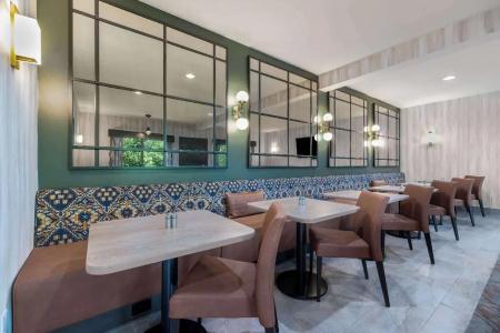 DoubleTree by Hilton - 32