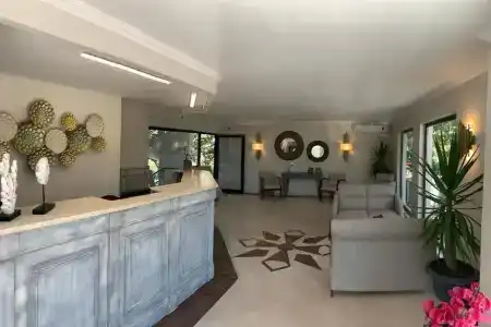 Moonshine & Suites - 1