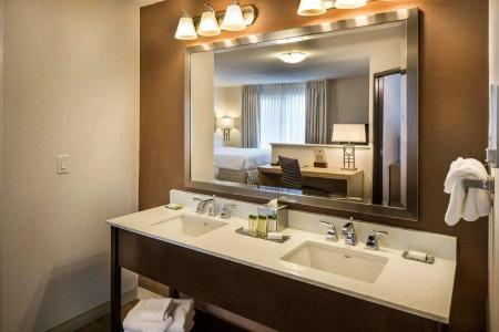 DoubleTree by Hilton - 7
