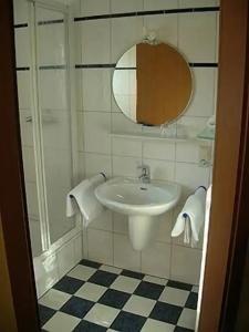 & Gästehaus Im Ziegelweg garni (Eintrittskarten für den EP über uns für jeden Tag erhältlich) - 26