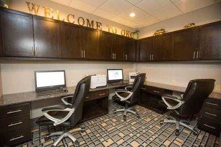 Hampton Inn & Suites Airport - 25