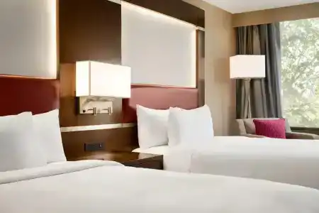 DoubleTree by Hilton Toronto Airport West - 40