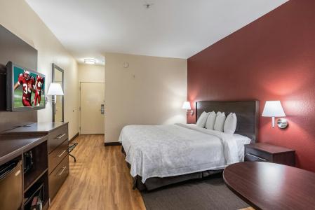Red Roof Inn Plus + Phoenix West - 27