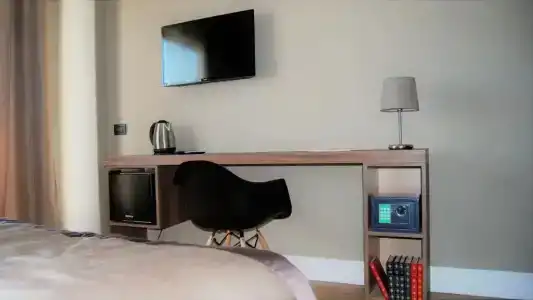 7th Floor Suite - 128