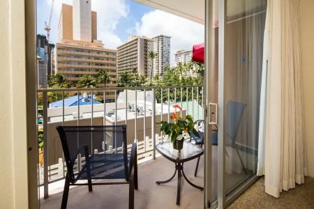 Tropical Studios At Marine Surf Waikiki - Free Parking - Best Location - Full Kitchen - Swimming Pool - 77