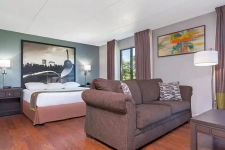 Super 8 by Wyndham/Airport - 28