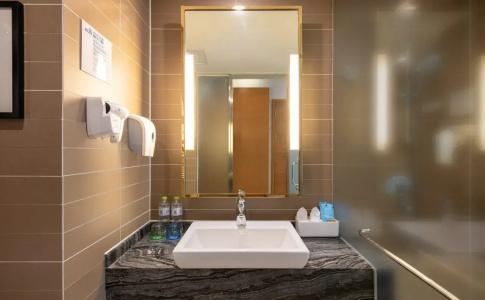 Holiday Inn Express Chongqing Guanyinqiao , an IHG - 7