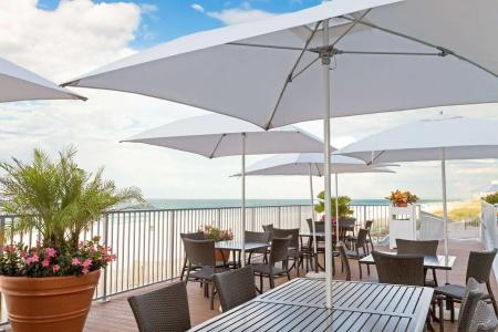 Holiday Inn Express & Suites Beach Beachfront by IHG - 25