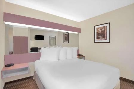 Erie Inn and Suites - 29