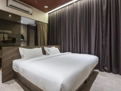 Yan (SG Clean, Staycation Approved) - 2