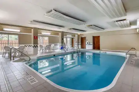 Comfort Inn & Suites - 14