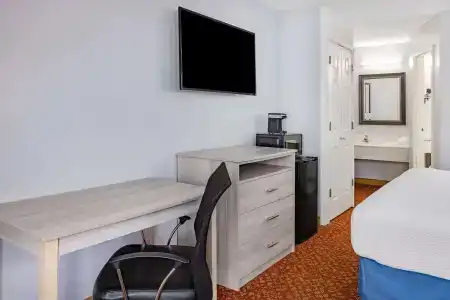 Days Inn & Suites by Wyndham Colonial - 6