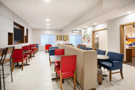 Holiday Inn Express & Suites, an IHG - 37