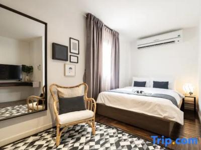 Warm Window Silom - 74