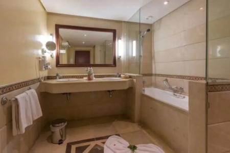 Regency & Spa - 9