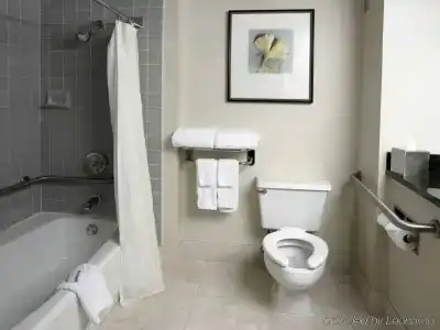 DoubleTree by Hilton Charlotte Airport - 7