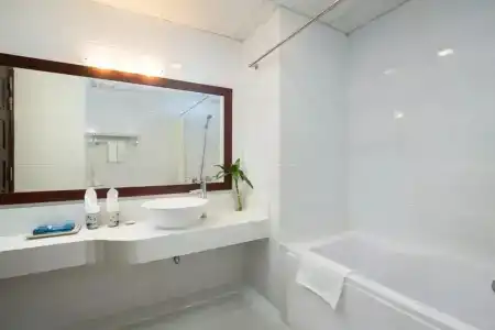 Serene Boutique & Spa - 8