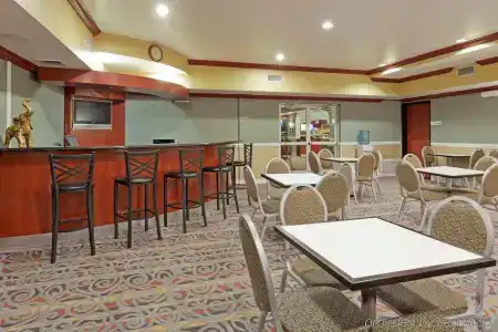 Holiday Inn Express & Suites Central - 14