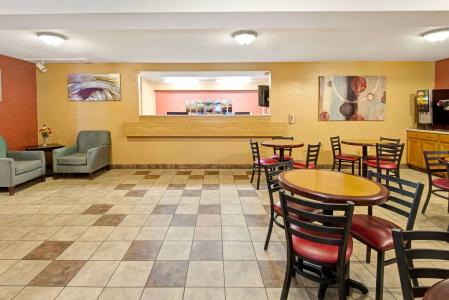 Super 8 by Wyndham West/Coors Blvd - 12