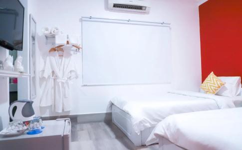 Glow Inn - 2