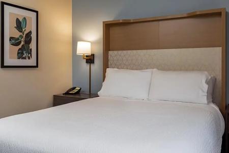 Elk Lake Inn & Suites - 91