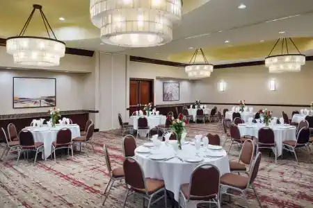Hilton Garden Inn Airport - 33