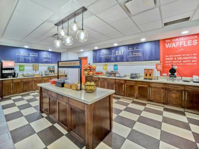 Hampton Inn Midtown-Aksarben - 28