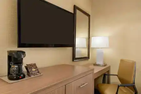 Days Inn by Wyndham Long Island City - 1