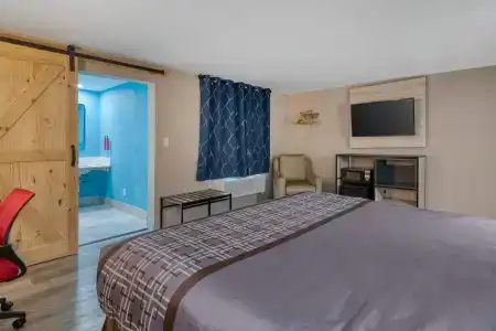 Yankee Clipper Inn - 38