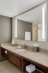 Courtyard by Marriott Boston Logan Airport - 33