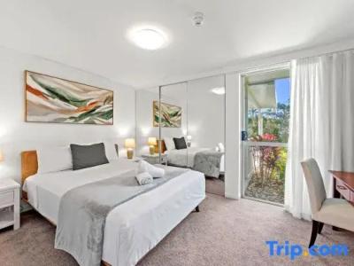 Burleigh Beach Tower - 203