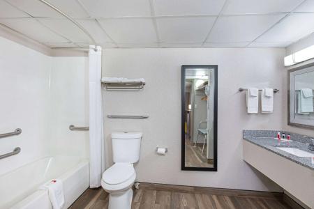 Days Inn by Wyndham North - 7