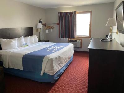 Days Inn & Suites by Wyndham Airport - 20