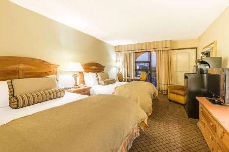 Ramada by Wyndham & Conference Center - 3