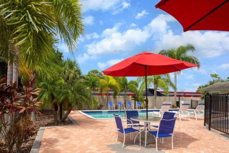 Super 8 by Wyndham Sarasota Area - 9