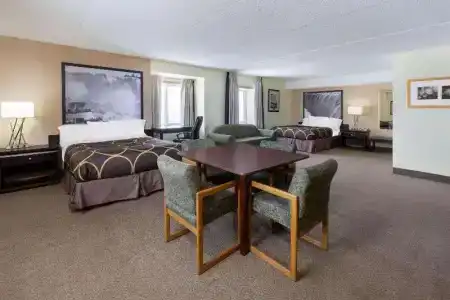 Super 8 by Wyndham by the Falls - 24