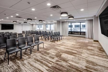 DoubleTree by Hilton & Suites - 11