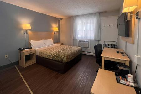Econo Lodge Village - 61