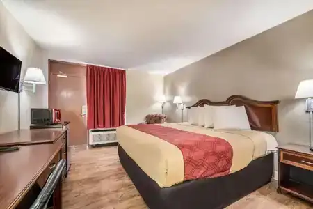 Econo Inn & Suites - 24