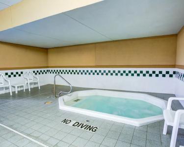 Comfort Inn & Suites - 11
