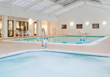 Hampton Inn Boston Logan Airport - 17