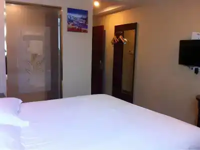 GreenTree Inn Shanghai Songjiang Xinqiao Jiuxin Road Express - 2