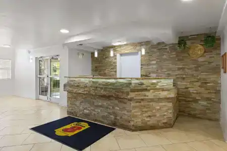 Super 8 by Wyndham Harbison/Parkridge Hospital - 11