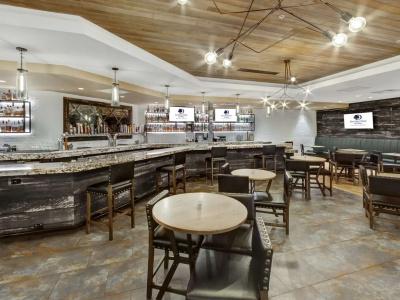 DoubleTree by Hilton Airport - 26